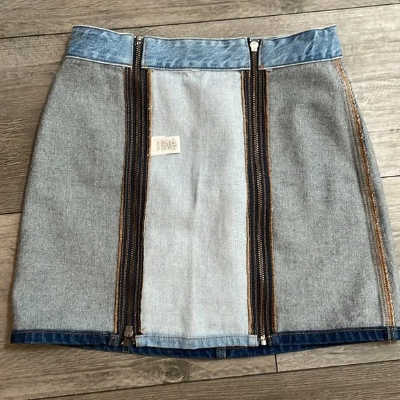 1. State, size 0,‎ light and dark denim skirt, 100% cotton - Picture 4 of 7